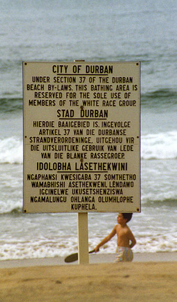 Schild am Strand von Durban zur Rassentrennung (c) Guinnog