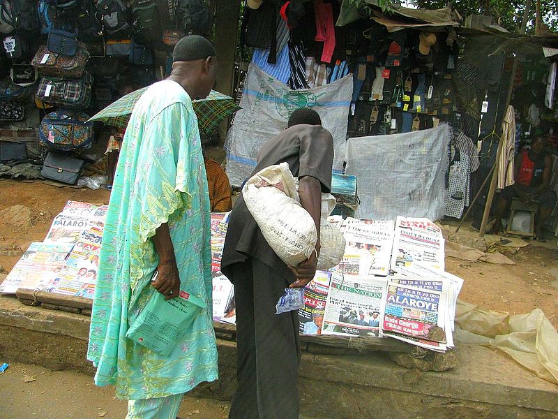 Zeitungsverkäufer in Nigeria (c) Luigi Guarino