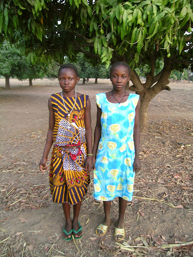 Zwei Freundinnen in Ghana