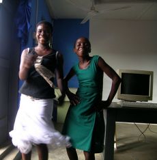 Tanzende Mädchen in einer Schule in Ghana