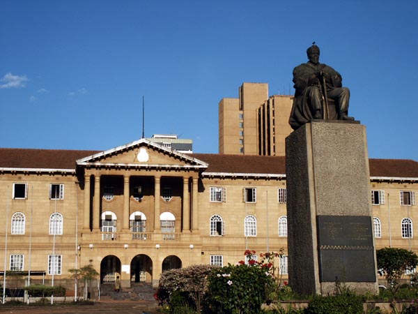 Statue von Jomo Kenyatta in Nairobi (c) Jim Slim