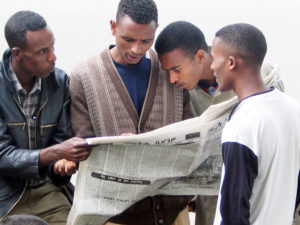 Männer in Addis Abeba lesen Zeitung