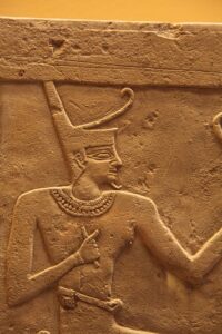 Montuhotep_recieveing_offering-Rama-CC-BY-SA-3.0