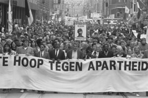 Anti-apartheidsdemonstratie_in_Amsterdam_1988-Rob-Bogaerts-CC0