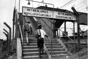 Apartheid-signs-trainstation-Ernest-Cole-gemeinfrei